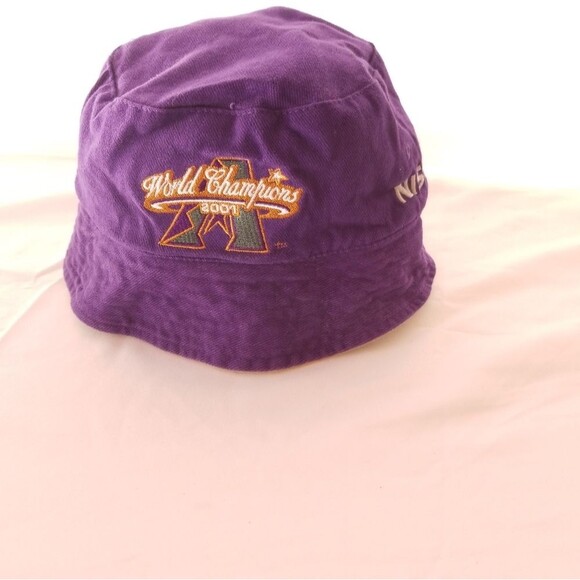Diamondbacks WORLD CHAMPIONS 2001 Reversable Bucket Hat